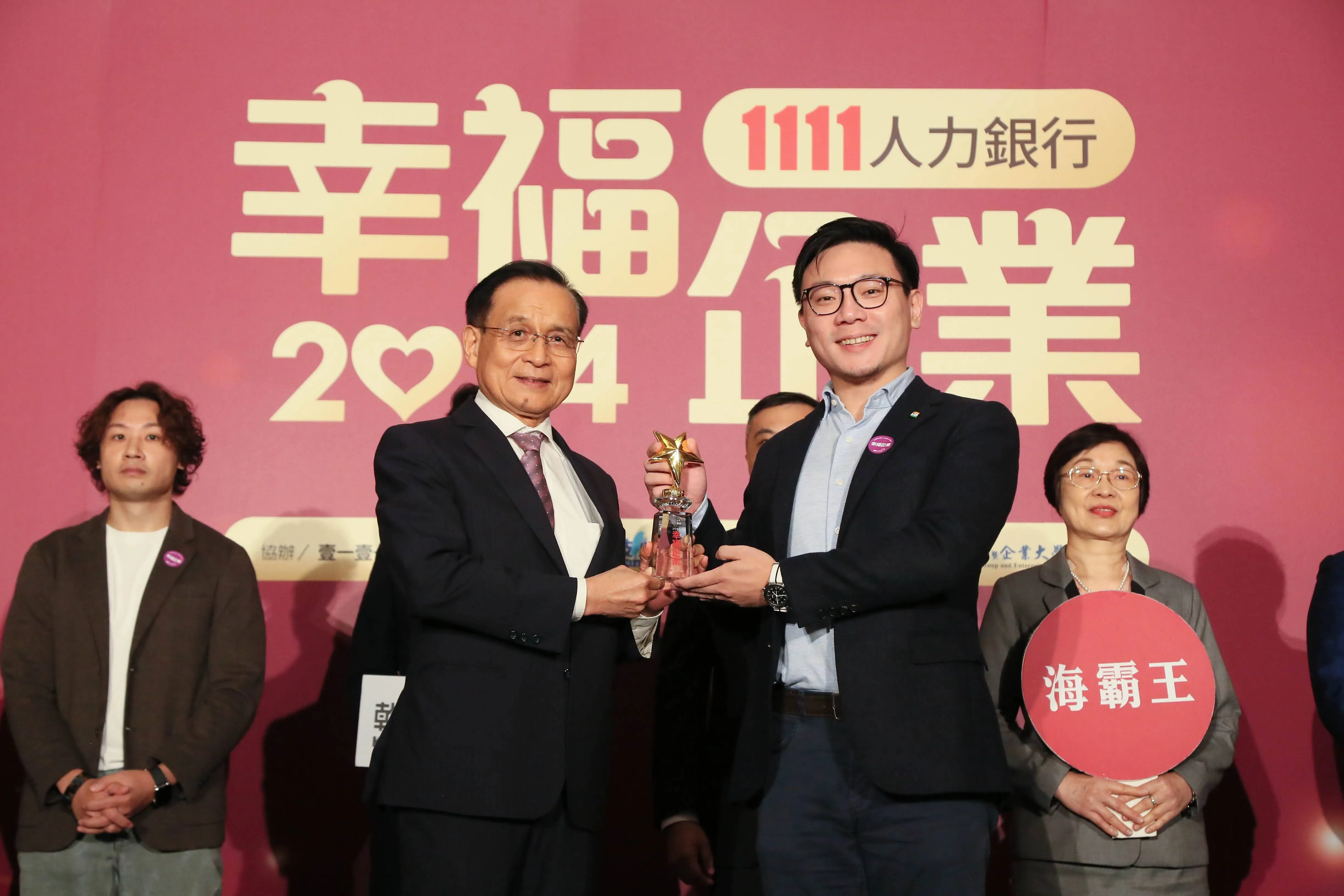 森邦集團獲頒 1111 幸福企業金獎餐飲服務類肯定，CEO 徐沛源代表領獎